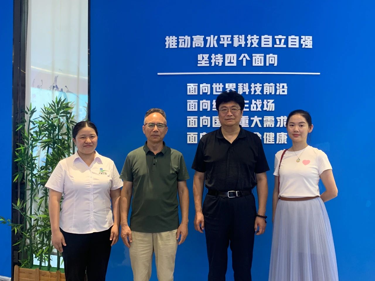 中國旅游協(xié)會(huì)旅游商品與裝備分會(huì)陳斌秘書長來邵考察旅游商品企業(yè)