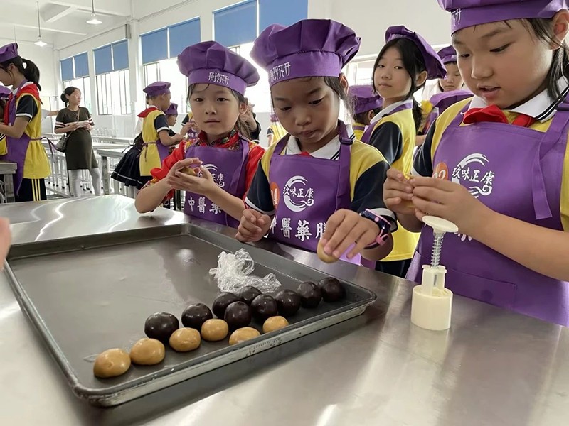 邵陽市五里牌小學(xué)“民族團(tuán)結(jié)話中秋”活動(dòng)在玖味中醫(yī)藥膳研學(xué)實(shí)踐教育基地順利舉行