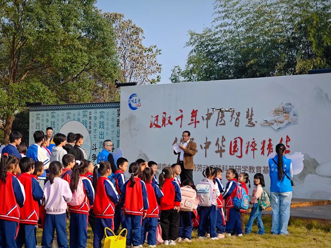 雙清區(qū)“愛(ài)心護(hù)航，助夢(mèng)成長(zhǎng)”